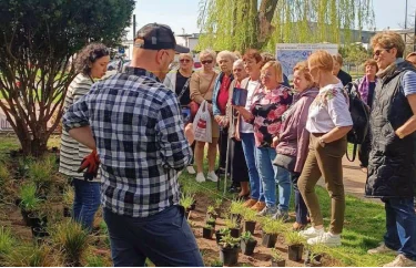 Spotkanie z klientami w ogrodzie